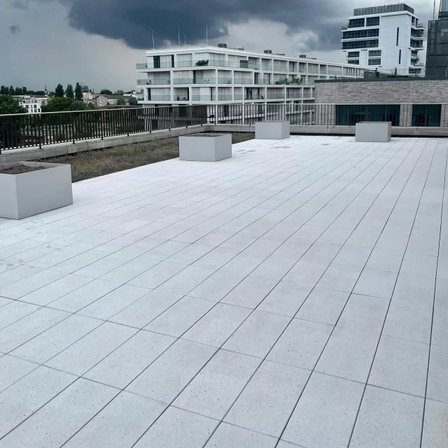 BAUSTELLE MIT AUSSICHT

UPDATE

Nicht nur im Innenbereich wird gewerkelt, auch die weitläufige Terrasse im Aussenbereich braucht Aufmerksamkeit. 

Die Natursteinplatten wurden bereits vor einer ganzen Weile verlegt und es bedurfte nun einer professionellen Reinigung…in diesem Fall mit einer kleinen feinen Bürstenmaschine.

Auch die Pflanzenkästen, die bisher ausschließlich dem unliebsamen Beikraut eine willkommene Behausung waren, wurden ins Visier genommen und stehen jetzt für eine Neu- oder besser Erstbepflanzung bereit. 

Wir kennen uns aus…
mit Fliesen und mit Grünpflege. 🌱

#grünpflege #jahreszeitenpflege #heckenundgehölzschnitt #pflanzarbeiten
#fliesenarbeiten #fliesenleger #berlin #brandenburg #fliesenbudzynski #handwerk #2025
#mitfliesenkennenwirunsaus
#mitgrünpflegekennenwirunsaus